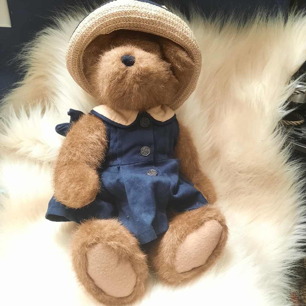 ~{Boyd's}~ Vintage Boyd's Bear with straw hat.